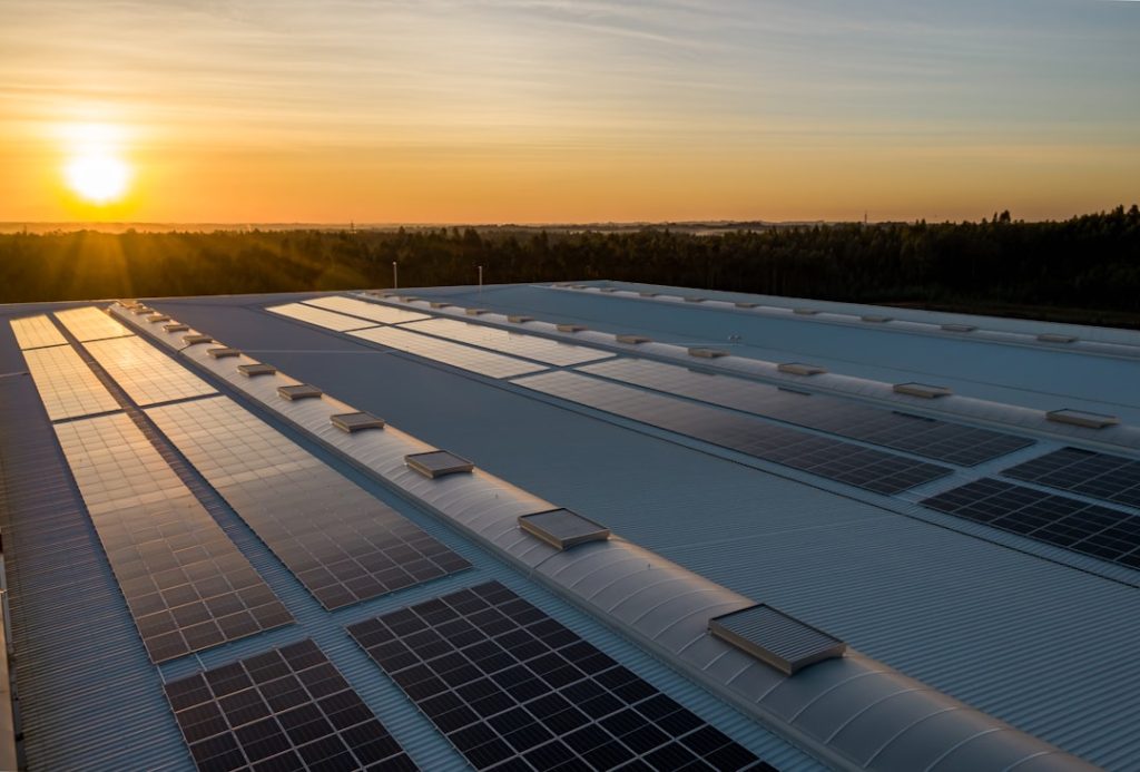 black-and-white-solar-panels-0gbrjl3vzf4