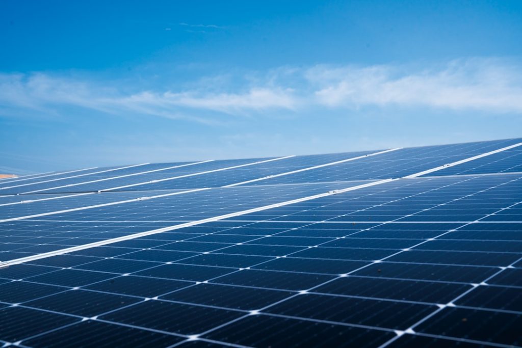 solar-panels-on-a-roof-omfn1pw-n2y
